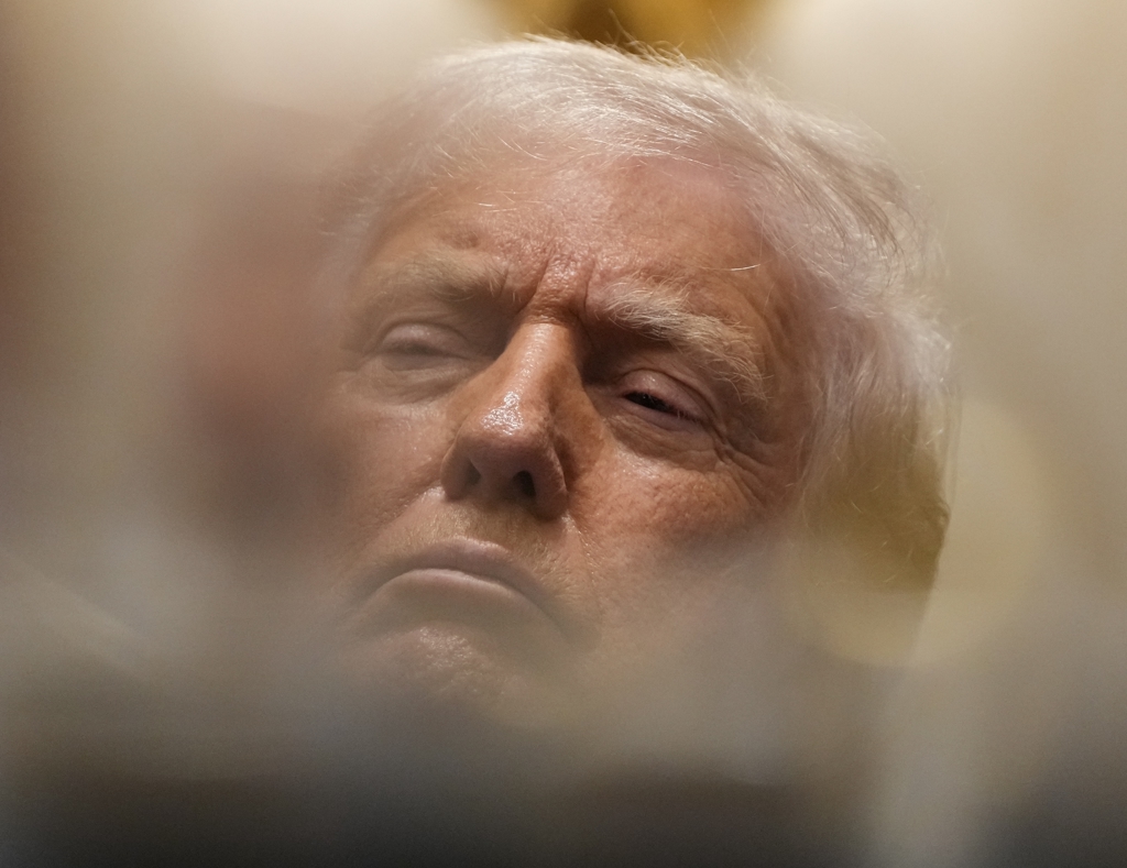 大家都累了？川普內閣會議 3大「歪樓亮點」公諸於世