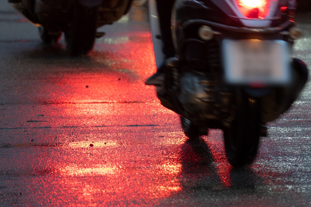 擔心夜間行車安全! 她提升機車側「反光片」效果 下場曝