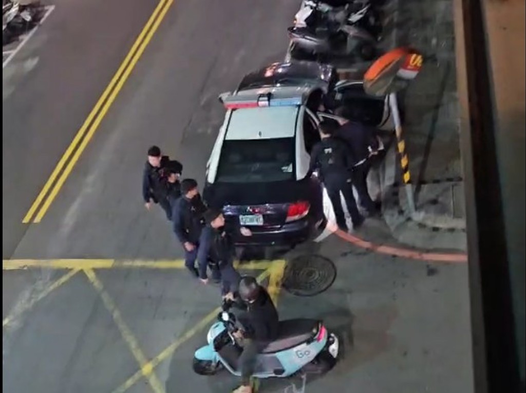 新莊醉男深夜持西瓜刀逛大街 警即刻到場阻止脫序行為