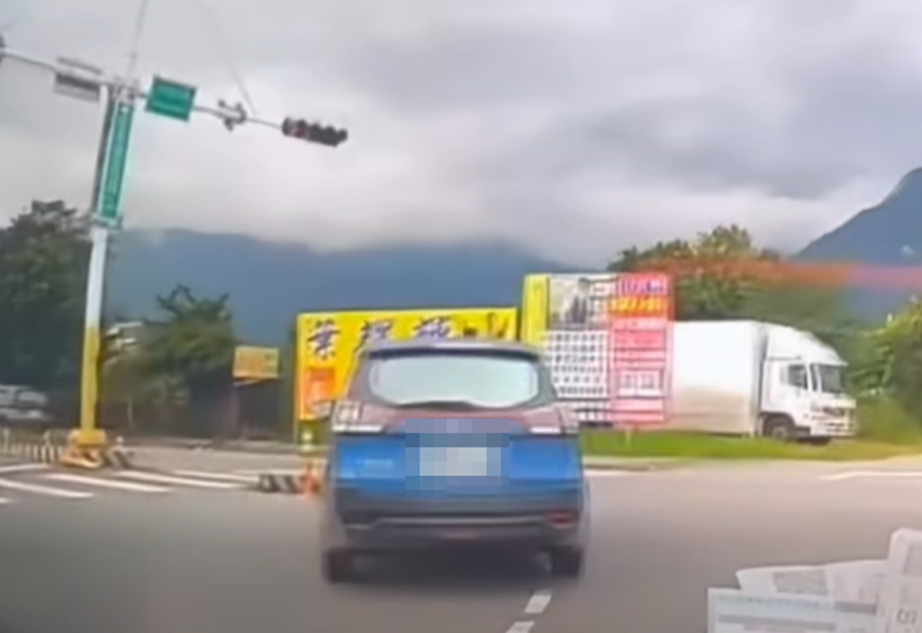 沿引導線左彎仍騎上「三寶現形島」 網傻眼：這還能撞