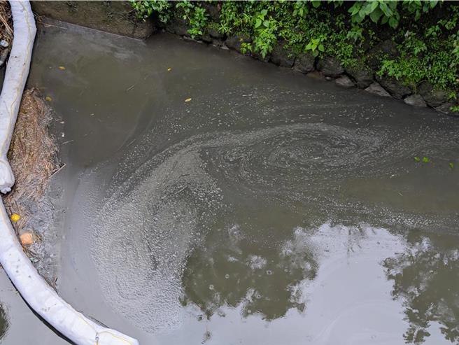 基隆河爆發自來水油汙染事務，至今已一周，台水公司預計2日內可清除油污，若是有變數，會有抽水立案。(資料照)