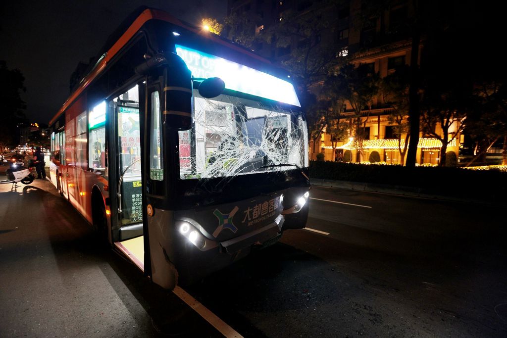 北市深夜驚傳車禍！公車玻璃裂成蜘蛛網　騎士送醫搶救
