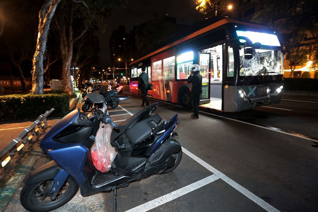 北市公車師大前追撞轎車、機車 女騎士小腿骨折恐截肢
