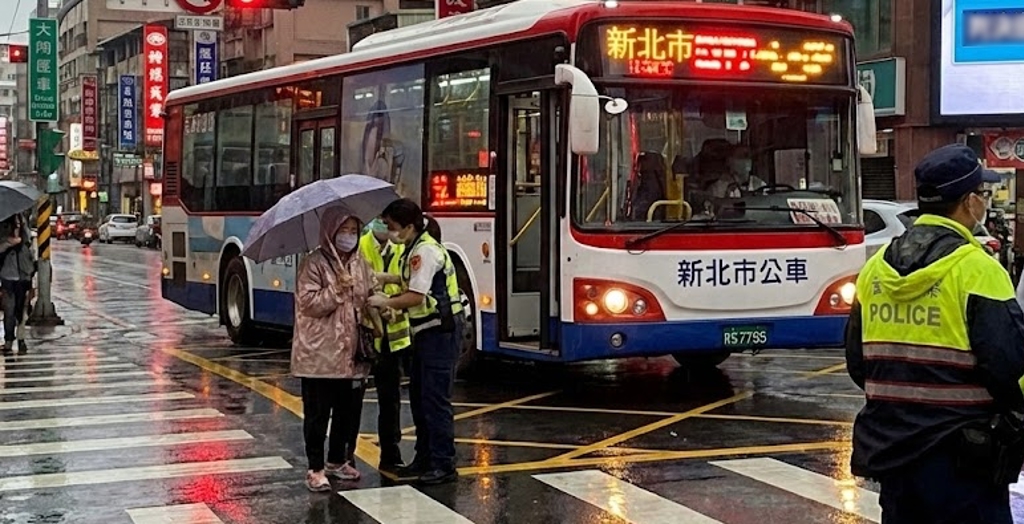 公車司機右轉擦撞行人遭罰 法院判決「撤銷」原因一次看