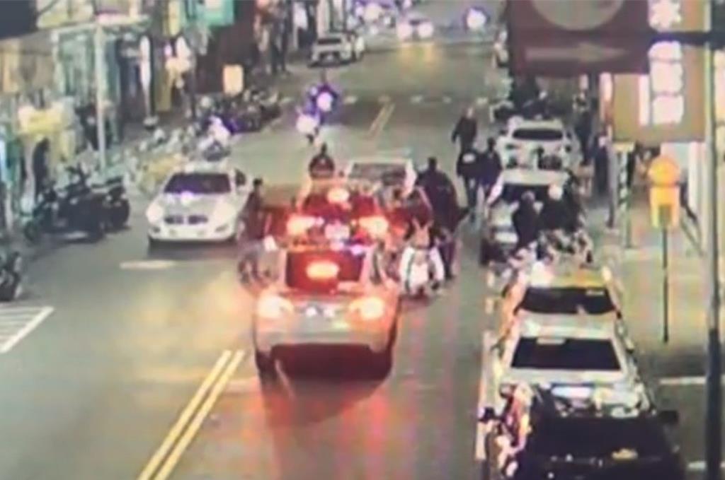 男子深夜酒後持西瓜刀逛大街 新莊警喝斥帶回究辦