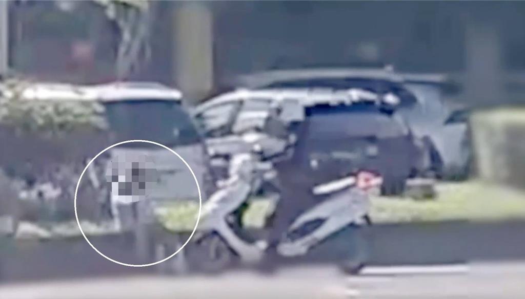 老婦坐中央分隔島險象環生 南港警及時救援助返家