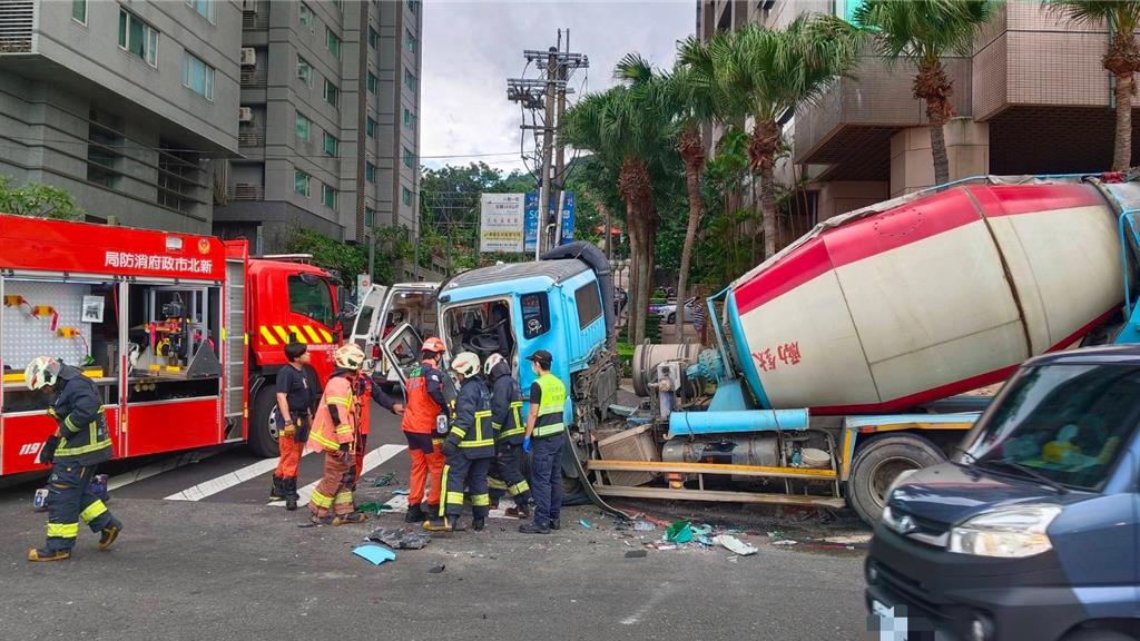 淡水路口預拌車追撞轎車 釀3人受傷送醫