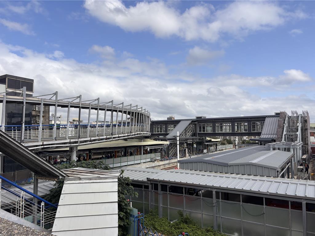 桃園內壢後火車站畫設新便道 每日2萬通勤族少走100公尺路