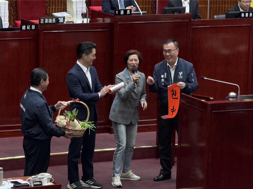 藍議員送選舉吉祥物祝賀 蔣萬安、李四川妙回 引眾人大笑