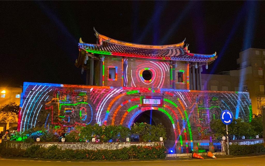 恆春文化中心劇場館6日開幕，恆春古城南門也舉辦光雕展，連日彩排試燈，驚豔許多民眾，紛紛拍照分享。（屏東縣政府提供／羅琦文屏東傳真）