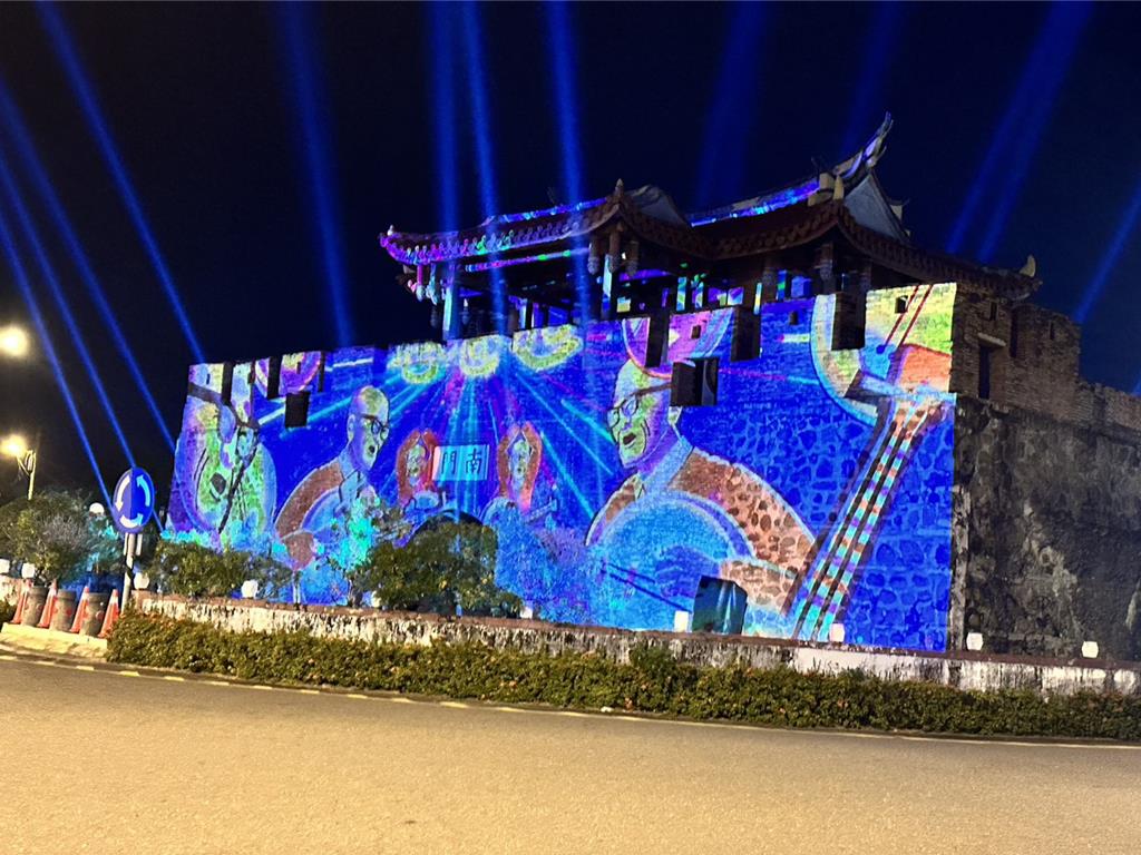恆春文化中心劇場館6日開幕，恆春古城南門也舉辦光雕展，連日彩排試燈，驚豔許多民眾，紛紛拍照分享。（屏東縣政府提供／羅琦文屏東傳真）