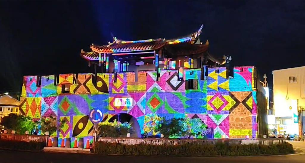恆春文化中心劇場館6日開幕，恆春古城南門也舉辦光雕展，連日彩排試燈，驚豔許多民眾，紛紛拍照分享。（屏東縣政府提供／羅琦文屏東傳真）