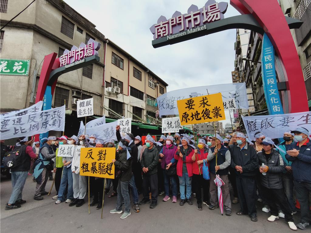 南門市場攤販抗議！不滿桃市府畫標線整頓交通 憂生計受影響
