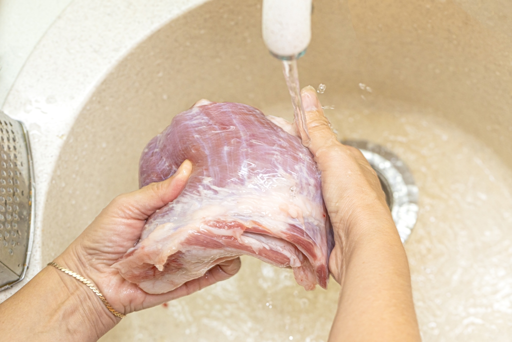 生肉沖一下「更髒」 醫喊細菌大噴發 譚敦慈給解方