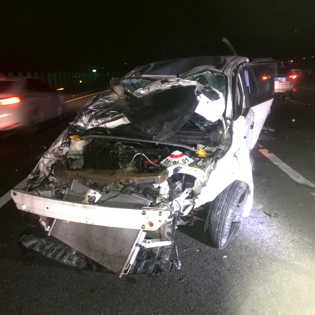 國道自撞護欄橫停路中成「路障」　遭3車追撞駕駛命大