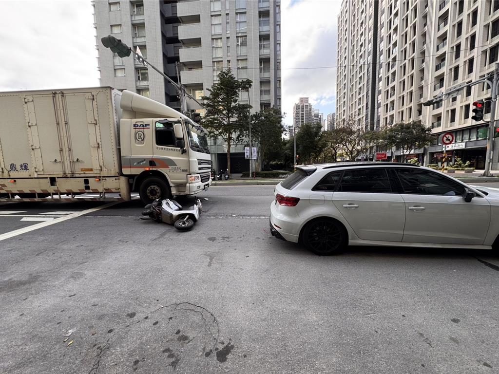 林口死亡車禍!7旬婦騎車疑變換車道不慎 遭貨車撞擊身亡