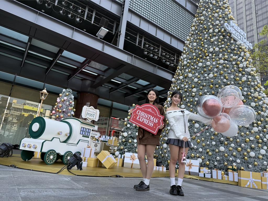 台中12米高雪花樹下聚愛心 家扶急募280份心願禮物