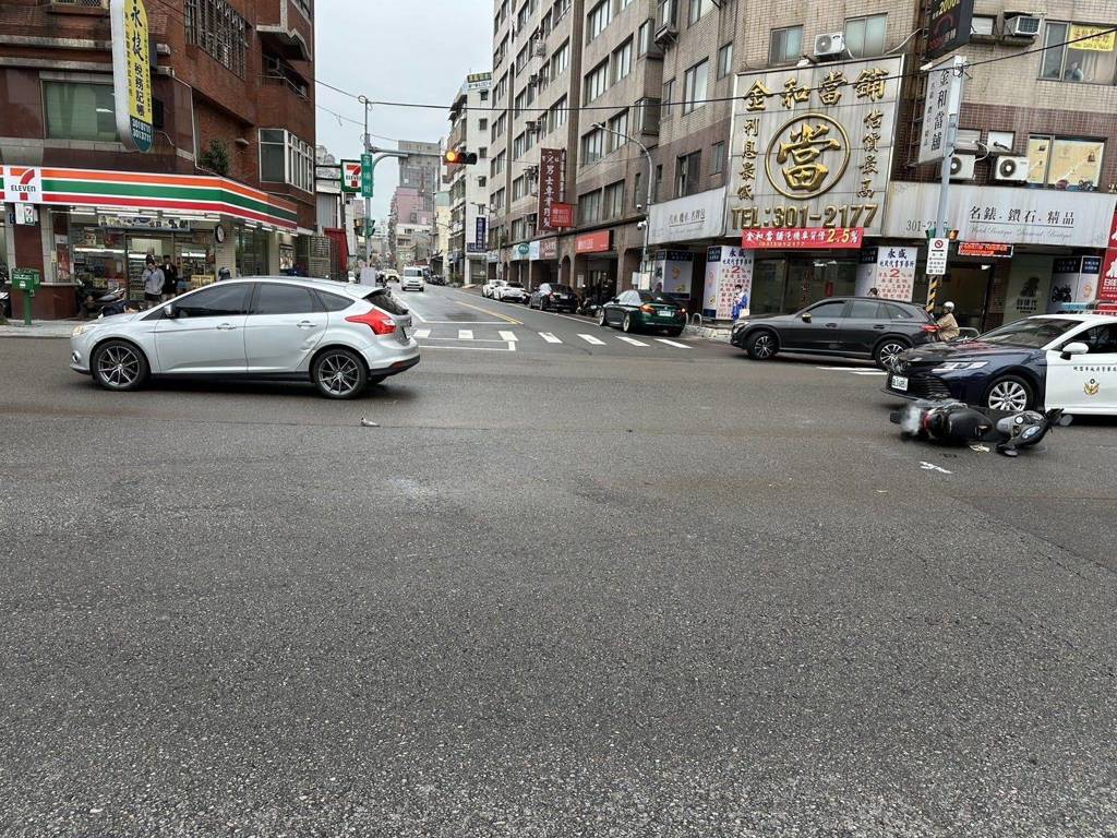 桃園路口驚悚一撞！女駕駛闖紅燈猛衝 待轉女騎士慘遭撞重摔