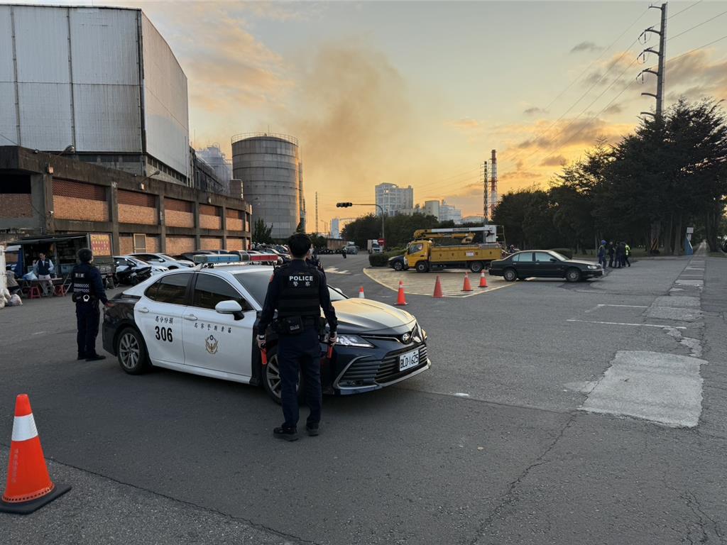 苗栗頭份停工廠房拆除起火！　疑切割火星引燃塑膠濾網