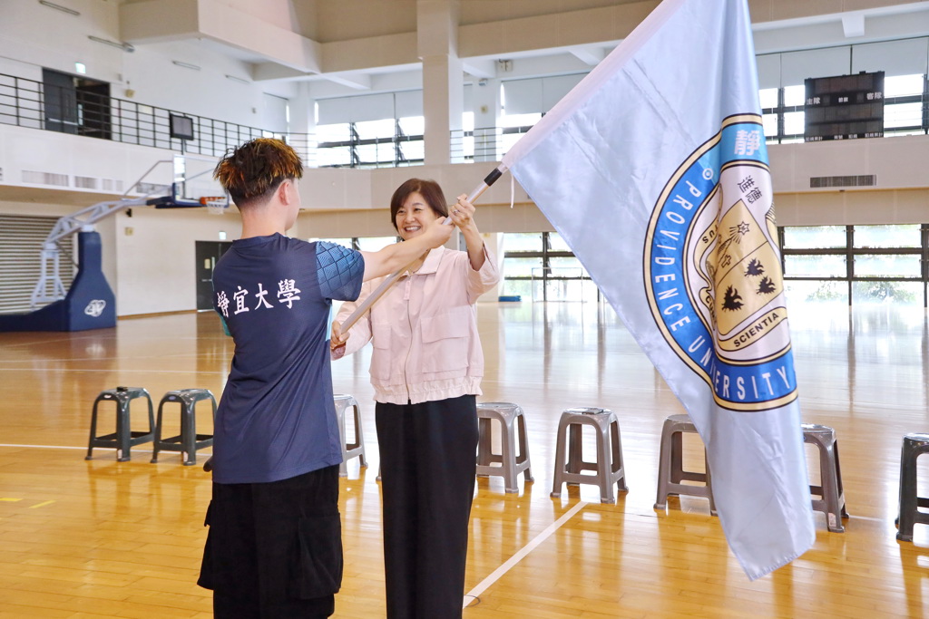 全大運及聯賽代表隊授旗禮  靜宜校長林思伶勉勵選手蓄勢待發