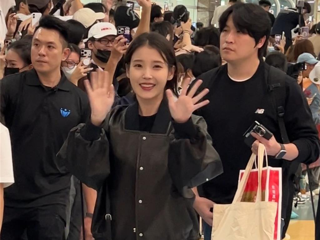 直擊》朴寶劍抵台親民收信粉絲哭了！IU太會做人360度放送愛心