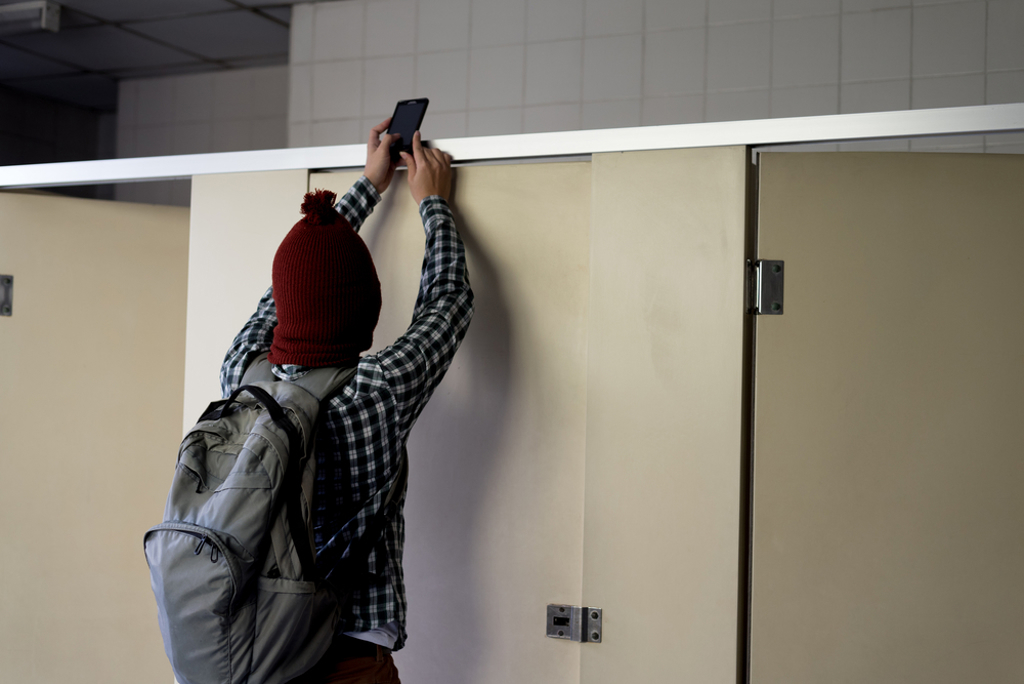 高雄男廁所隔板偷拍未遂 手機影像被還原下場曝