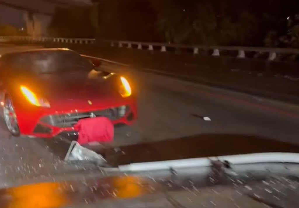 千萬法拉利猛撞電線桿！擋風玻璃裂成蜘蛛網 停擺路中央