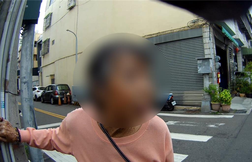 失智阿嬤徘徊街頭「找媽媽」 街坊溫柔守護助返家