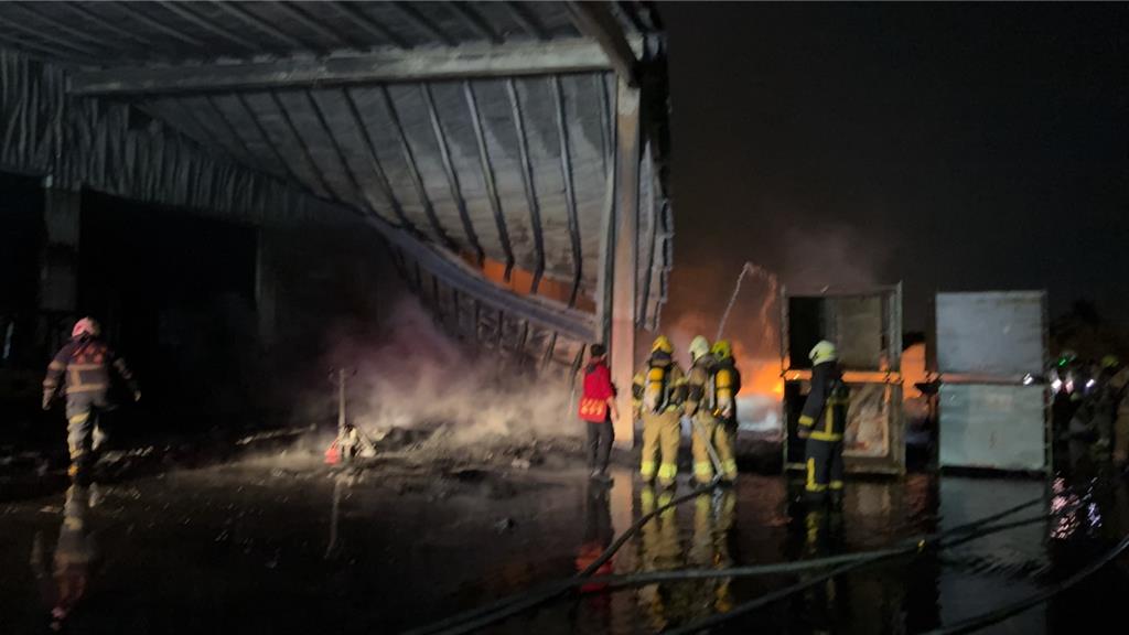 台南南區塑膠工廠失火　塑膠棧板起火原因待查