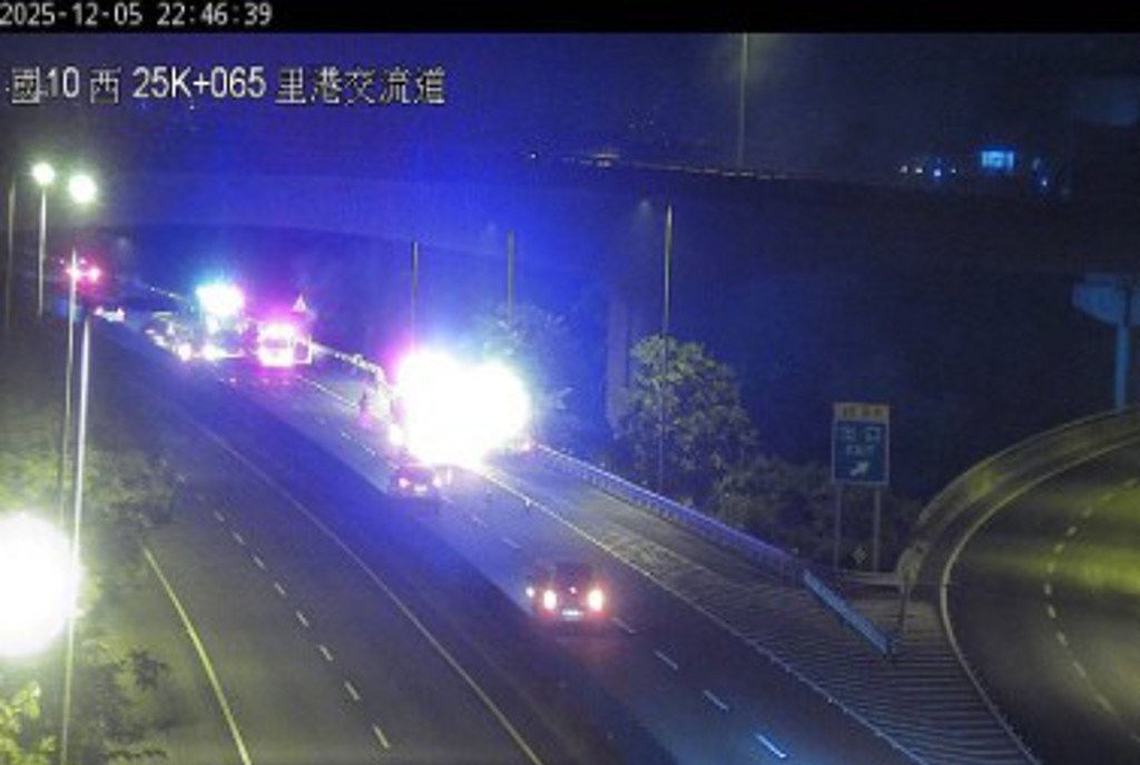 快訊》國10里港交流道火燒車 烈焰沖天警消急搶救