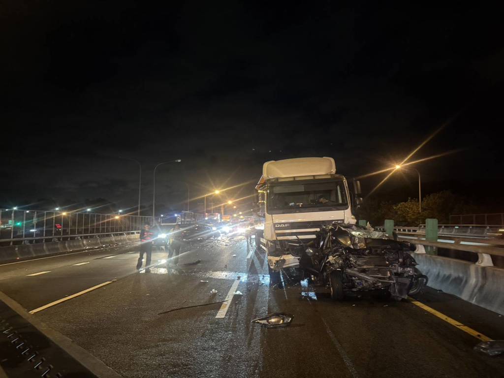 國3嚴重車禍！聯結車駕駛恍神連撞4車　釀1死7傷「畫面曝」