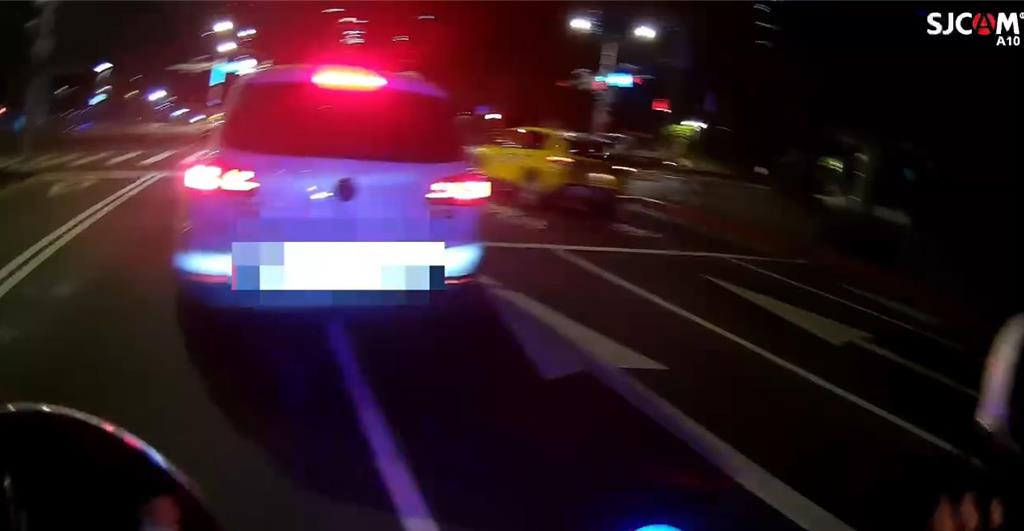 「車停路中央」爽睡！北市警破窗 28歲男驚醒酒測值0.54送辦