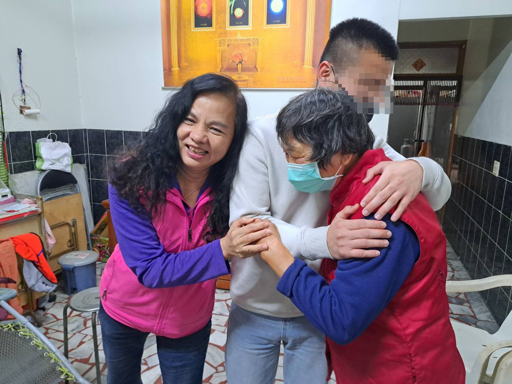 鹹粥嬤金孫回家了！祖孫激動相擁 他曝海外遭囚驚魂：沒績效就挨打