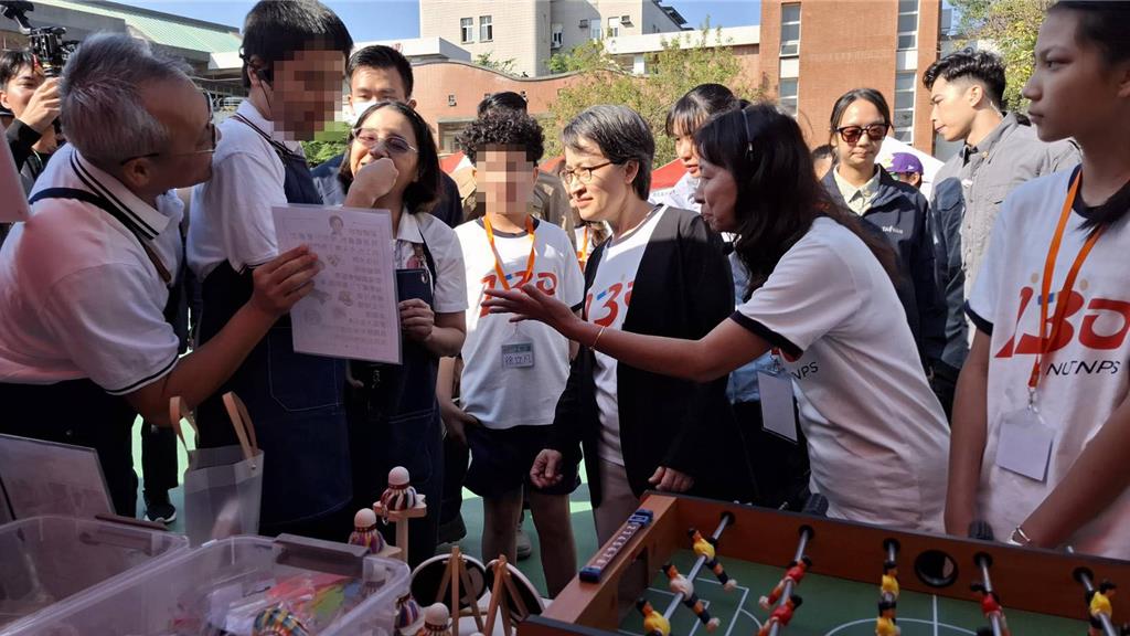 返南大附小參加校慶 蕭美琴籲一起為執勤受傷員警集氣