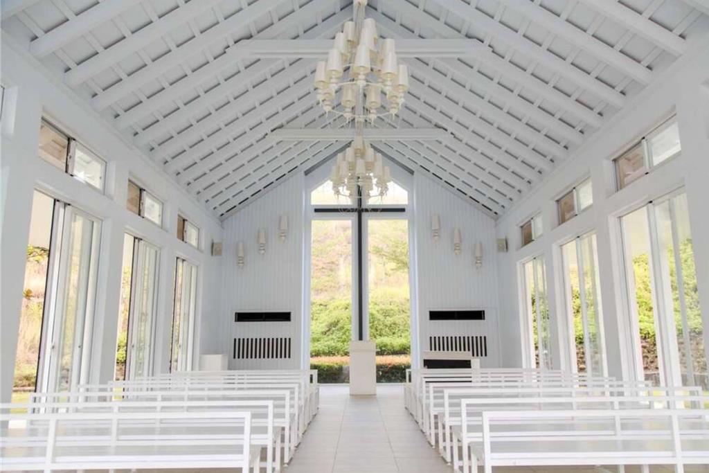 遊客拍照摔159公分深溝！玉井白色教堂負責人賠110萬換緩刑