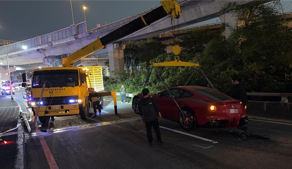 修車老闆開法拉利失控撞電桿 癱瘓下班路恐面臨巨額賠償
