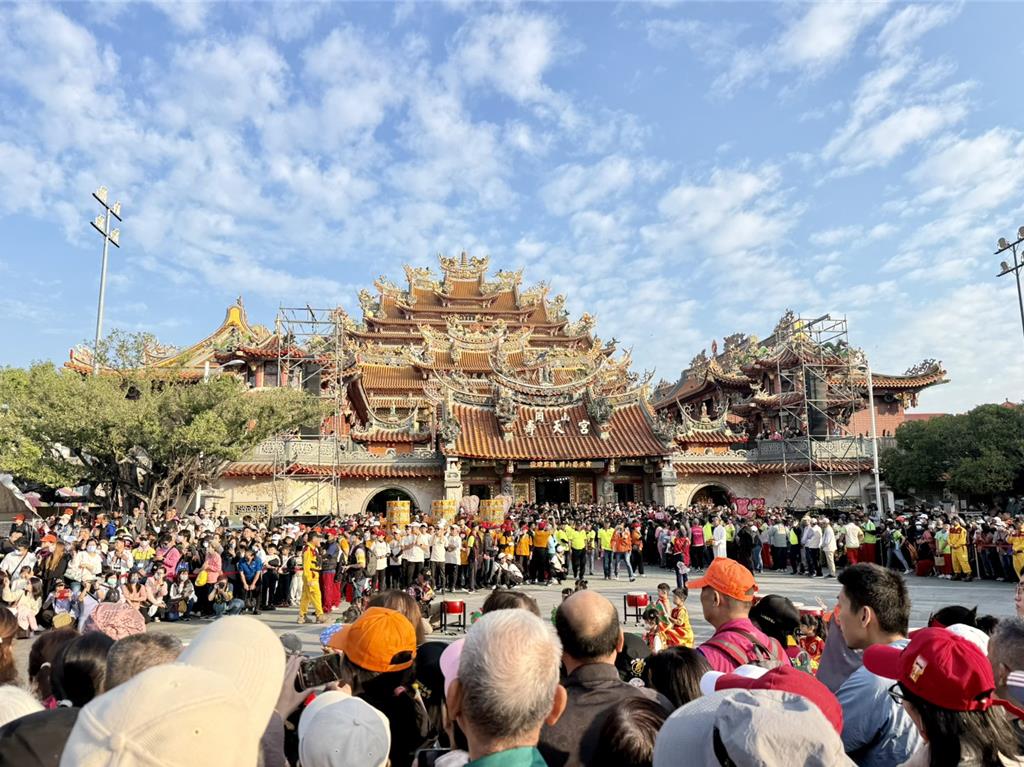 白沙屯媽祖首度合體三山媽 萬人湧入岡山搶鑽轎底
