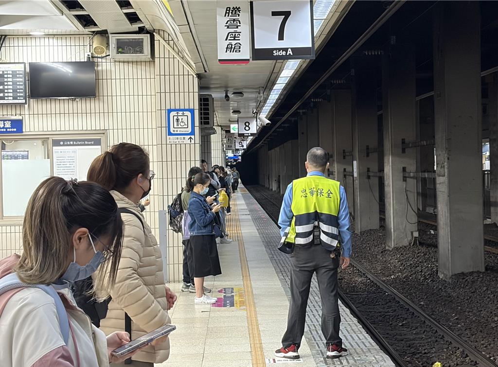 鐵路新規!月台嬉戲、跨警戒線4違規 擬最高罰7500元