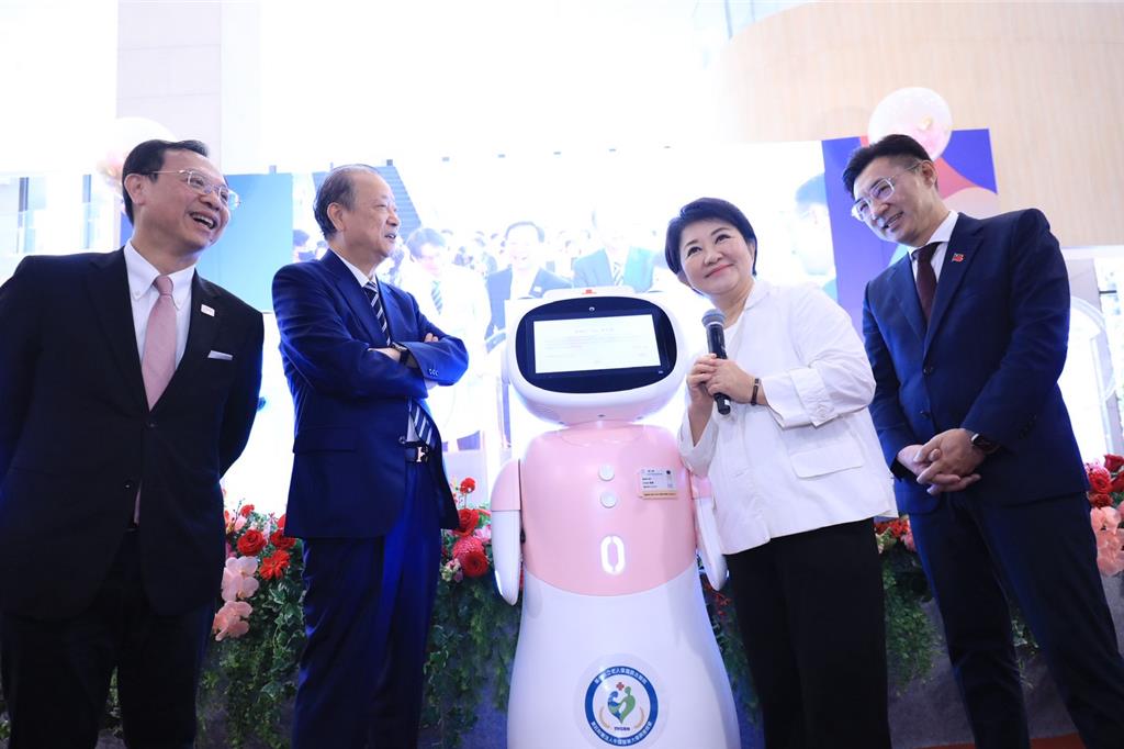 全台首創AI照護機器人「愛寶」亮相 有望分擔護理人員3成工作量