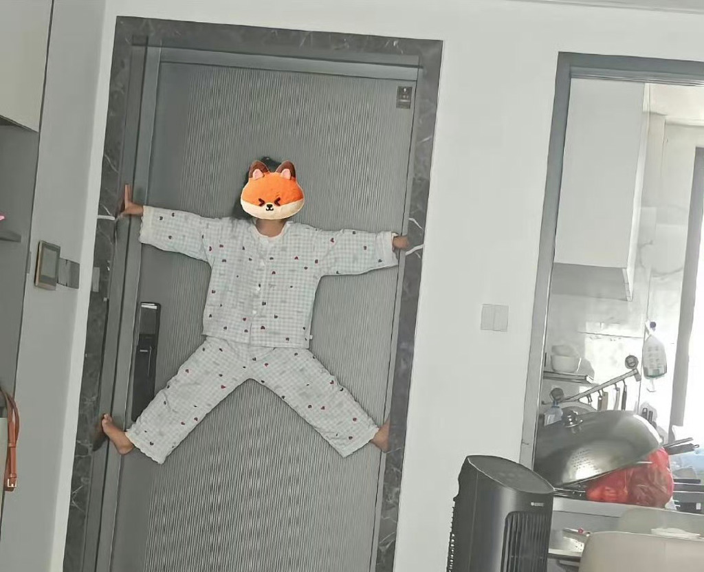 老師別走!小女孩當「人肉封條」堵門 網笑翻:變身旺仔貼紙