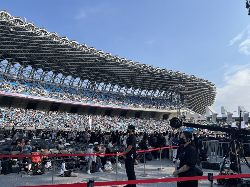 AAA》觀眾不守秩序「紅毯多次中斷」 現場混亂畫面曝