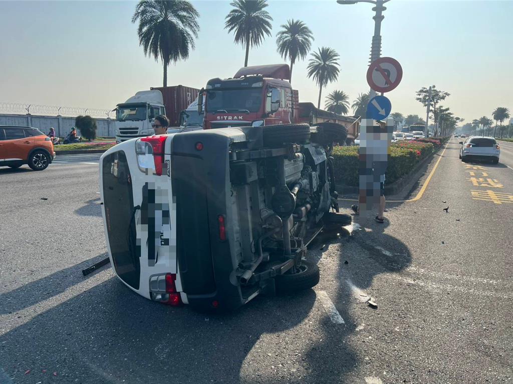高雄40歲女開車疑闖紅燈肇禍 2車對撞翻覆又波及後車