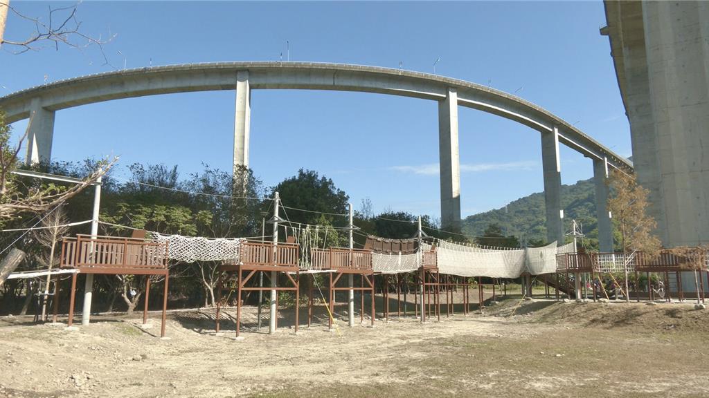 南投橋聳雲天共融遊具啟用 許淑華帶頭玩
