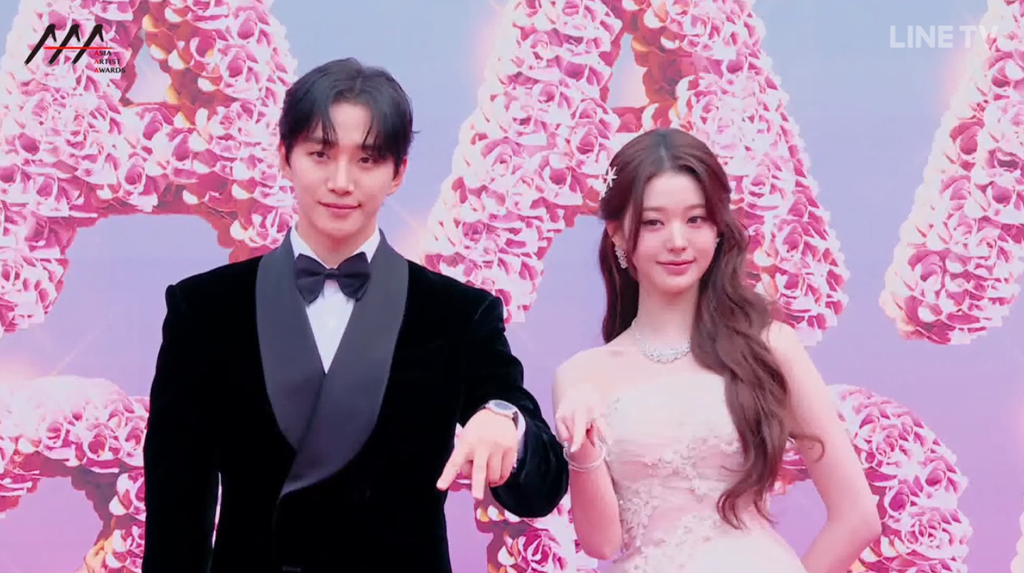 AAA》張員瑛來了！粉色禮服仙氣狂飄 搭檔李俊昊主持