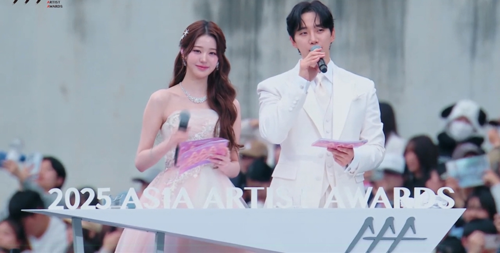 AAA》張員瑛主持嗲聲甜喊中文!5萬名粉絲尖叫揭序幕