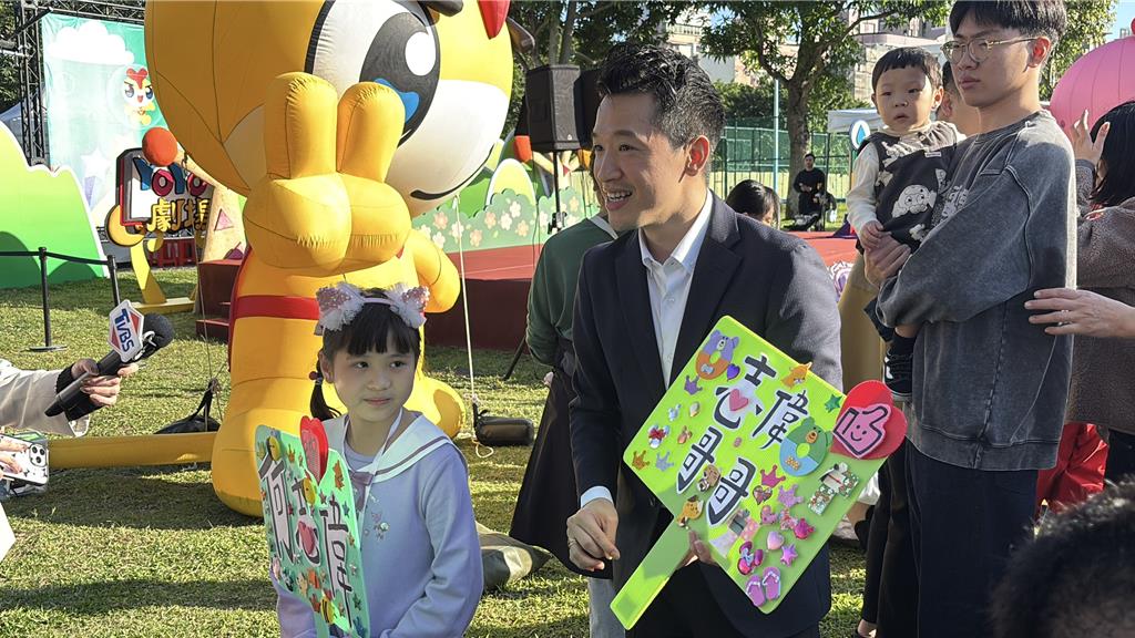 「志偉哥哥」一步一腳印傾聽民意 國小童親子派對追星