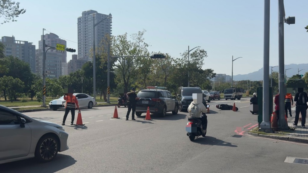 驚悚瞬間!租賃車左轉猛撞直行機車 女騎士慘摔送醫