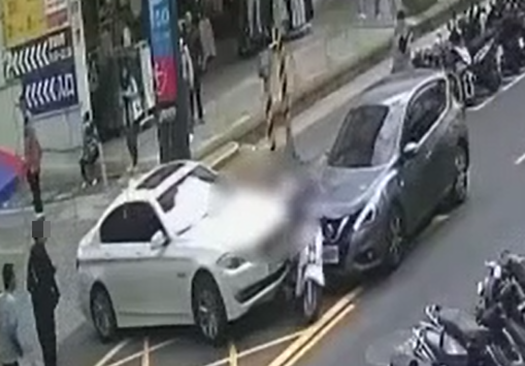 暴衝瞬間!新莊BMW路口推撞 雙載機車淪「夾心餅乾」