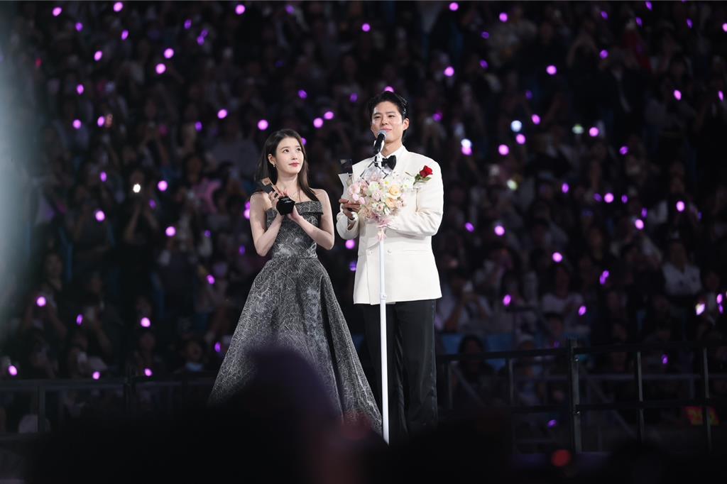 AAA》 IU奪獎甜笑撂中文謝台粉 和朴寶劍《苦盡柑來》獲封最佳CP