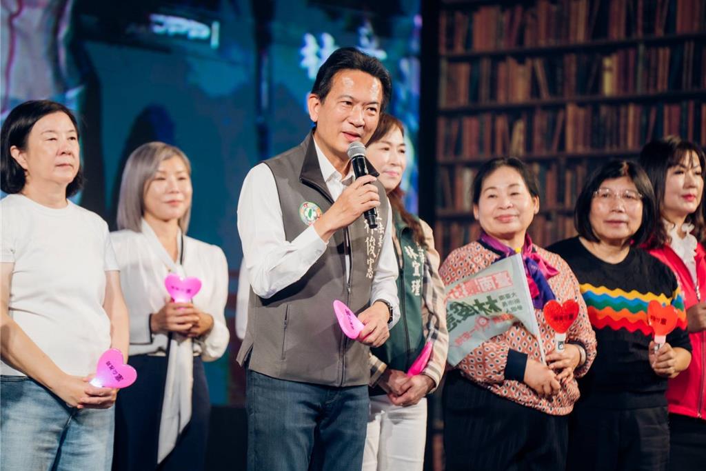 衝刺台南市長初選 「愛憲姐妹會」3000人演唱會造勢